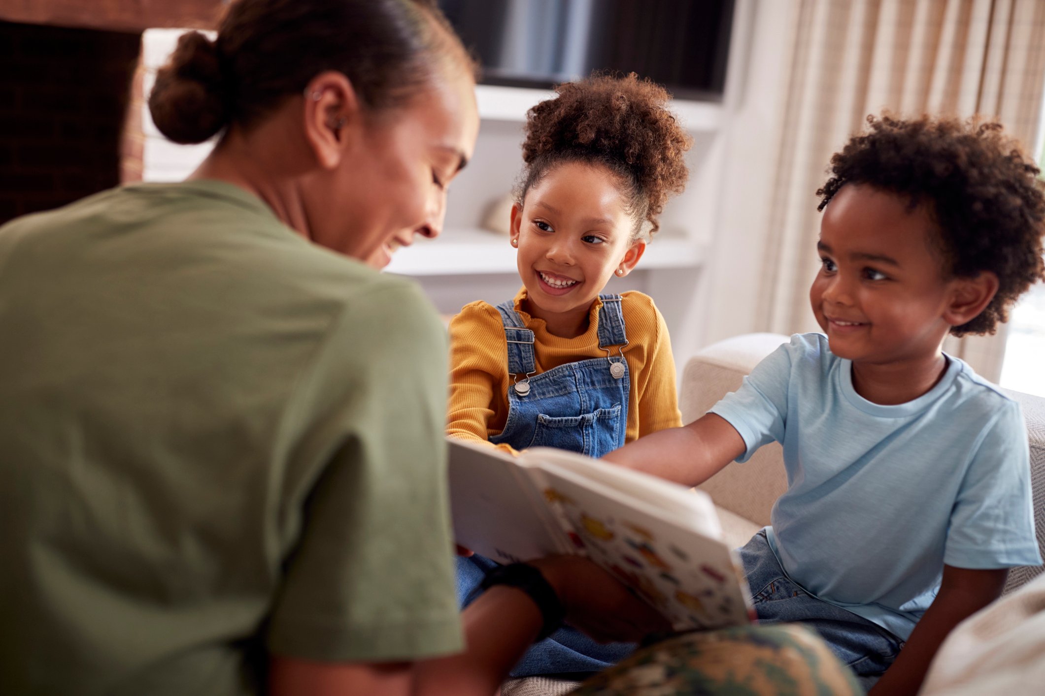 au pair reading with children